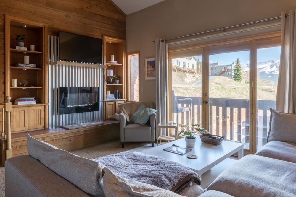 SKI IN, WALK OUT! The perfect mountain retreat!